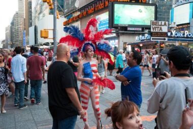 Gente colorata in una strada di New York